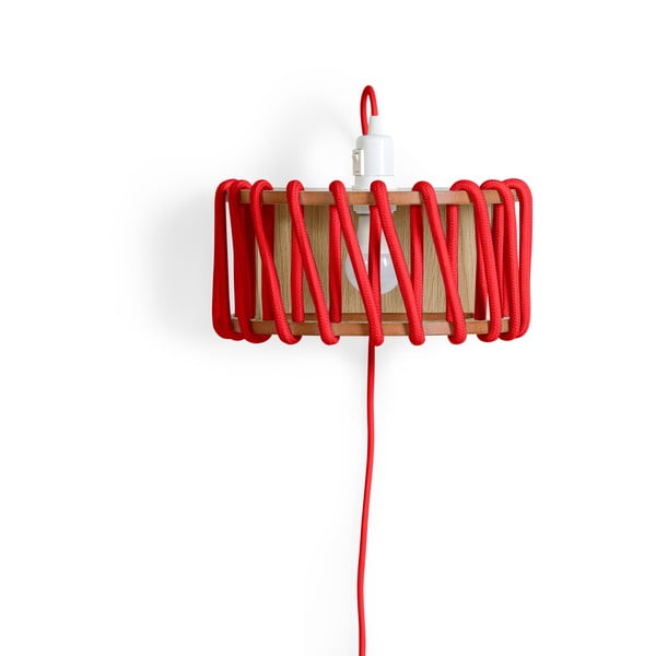 Raudonas sieninis šviestuvas su medine konstrukcija EMKO Macaron, 30 cm ilgio