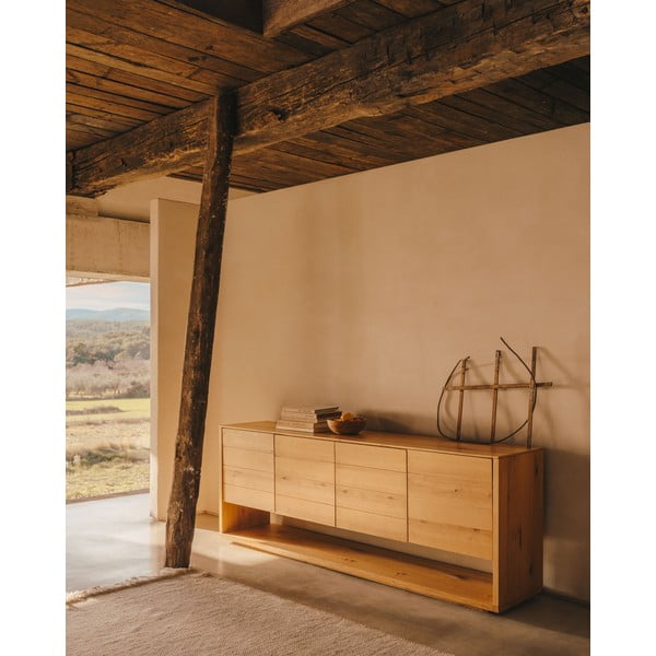 Žema šoninė spintelė natūralios spalvos iš ąžuolo 200x74 cm Alguema – Kave Home-image-1