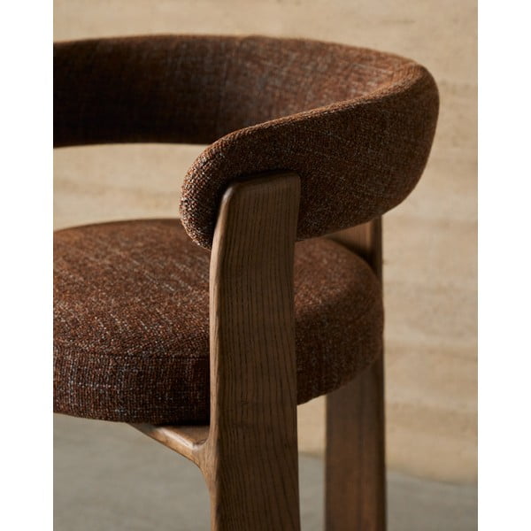 Rudos spalvos iš uosio masyvo valgomojo kėdė su porankiais Granite – Kave Home-image-3