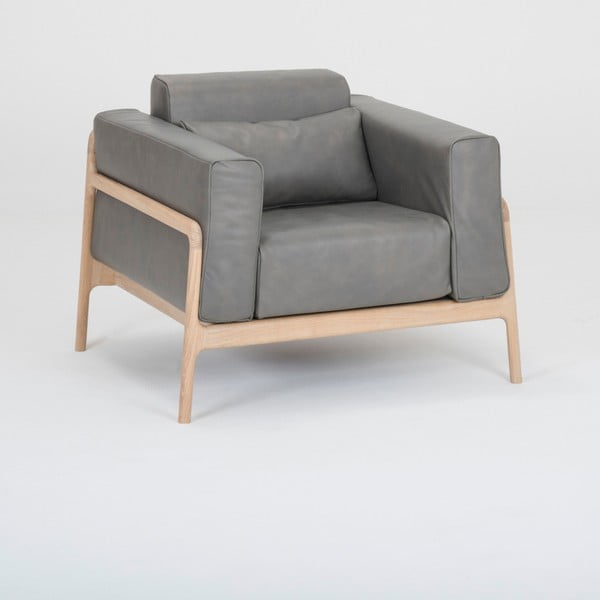 Tamsiai pilkas buivolo odos fotelis su ąžuolo masyvo konstrukcija Gazzda Fawn