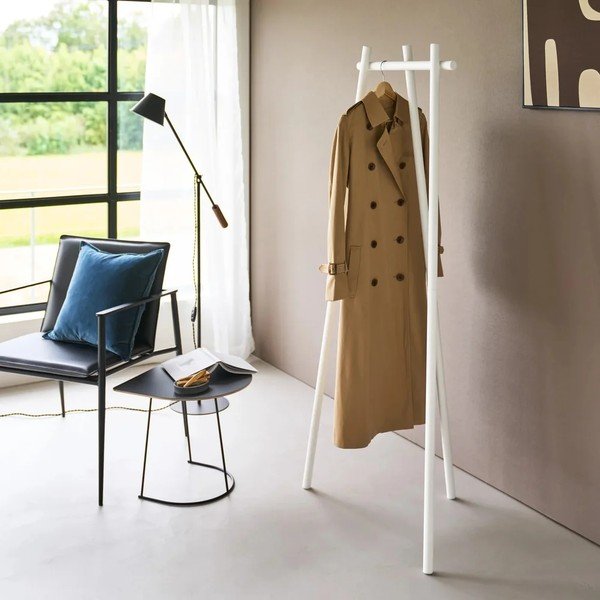 Baltos spalvos iš metalo palto stovas 43x153,5 cm Tower Tri-Post – YAMAZAKI-image-1