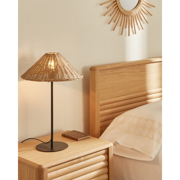 Stalinis šviestuvas juodos spalvos/natūralios spalvos (aukštis 50 cm) su rotango gaubtu Urania – Kave Home-image-1
