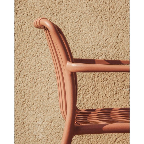 Terakotos spalvos plastikinė sodo kėdė Isabellini – Kave Home-image-4