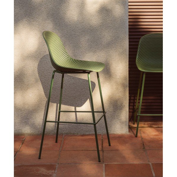 Žalios spalvos metalinė/plastikinė sodo baro taburetė Quinby – Kave Home-image-1