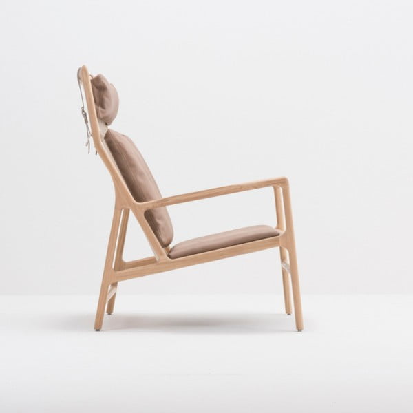 Fotelis su ąžuolo masyvo konstrukcija ir rudos buivolo odos sėdyne Gazzda Dedo