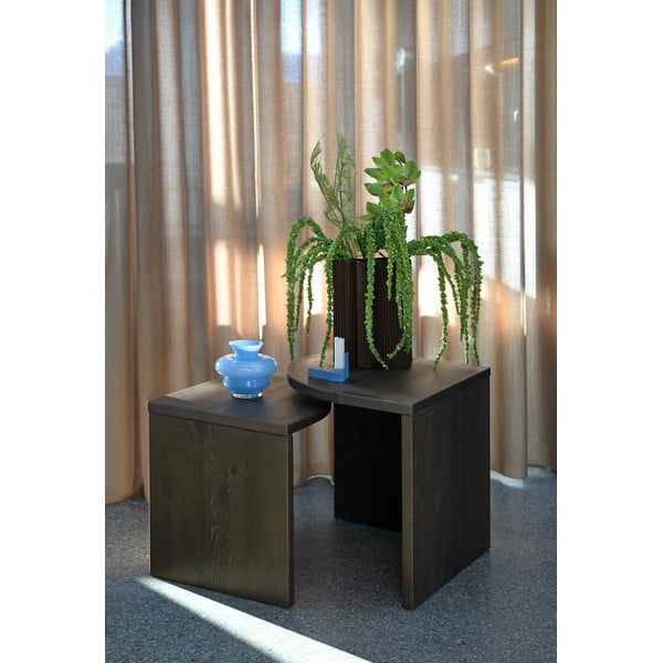 Iš pušies masyvo kavos staliukai tamsiai rudos spalvos 2 vnt. Combine – Karup Design-image-1