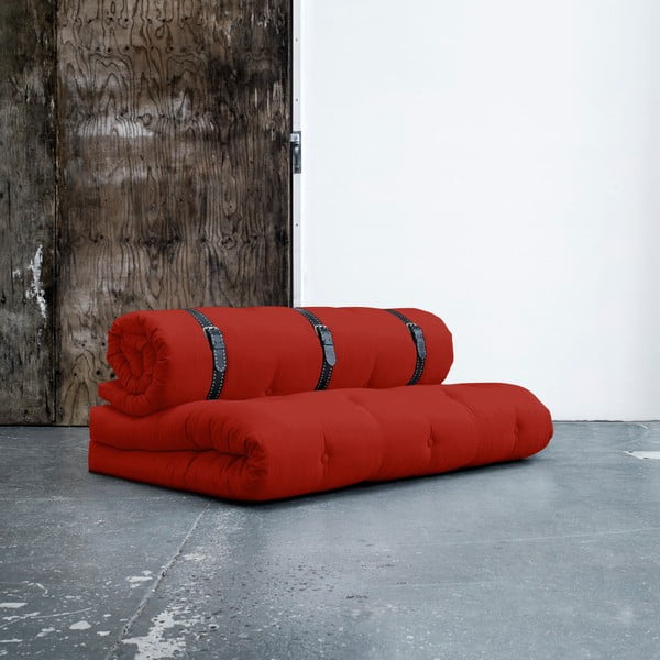 Kintama sofa su baltais dygsniuotos odos dirželiais "Karup Buckle Up Red