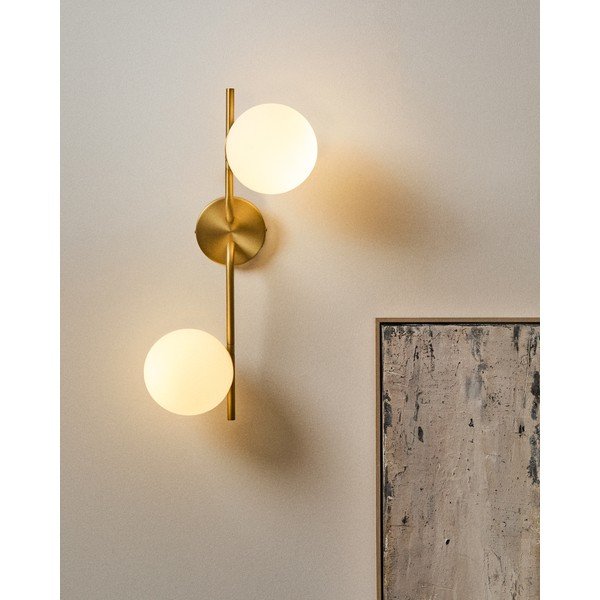 Baltos spalvos/auksinės spalvos sieninė lempa Brisia – Kave Home-image-1