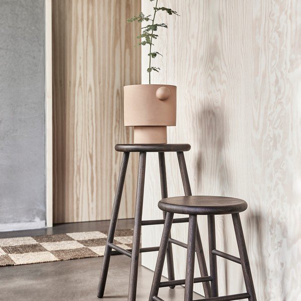 Tamsios natūralios spalvos iš uosio masyvo baro taburetė (sėdynės aukštis 65 cm) Moto – OYOY Living Design-image-2