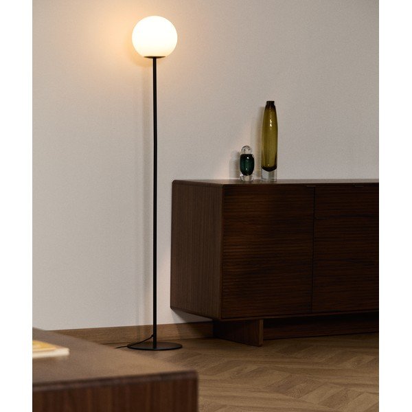 Baltos spalvos/juodos spalvos pastatomas šviestuvas (aukštis 155 cm) su stiklo gaubtu Brisia – Kave Home-image-1