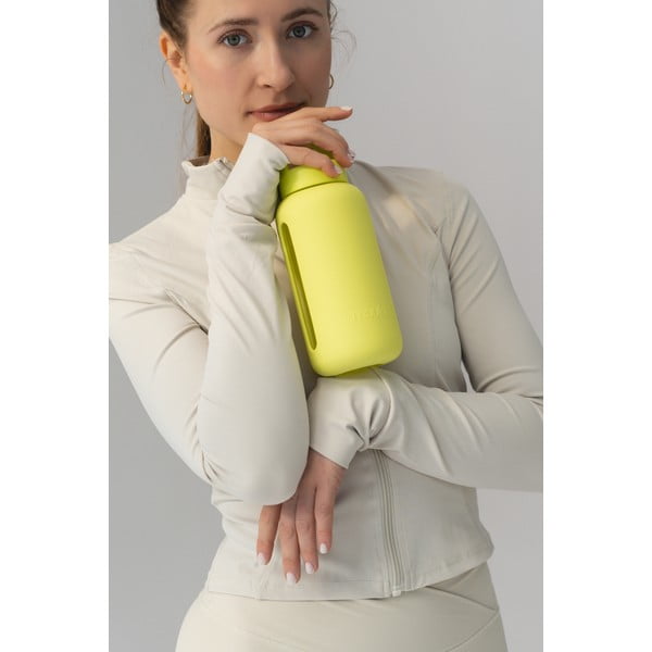 Šviesiai geltonos spalvos kelioninis buteliukas 720 ml Sunny Lemonade – Muuki-image-3