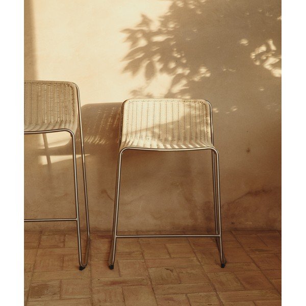 Smėlio spalvos metalinė sodo baro taburetė Tavari – Kave Home-image-3