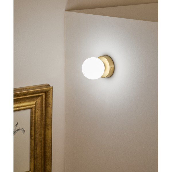 Baltos spalvos/auksinės spalvos iš metalo sieninė lempa ø 8 cm Brisia – Kave Home-image-1