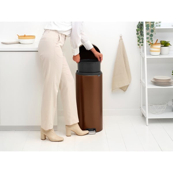 Bronzinės spalvos iš plieno šiukšliadėžė su pedalu 30 l NewIcon – Brabantia-image-3