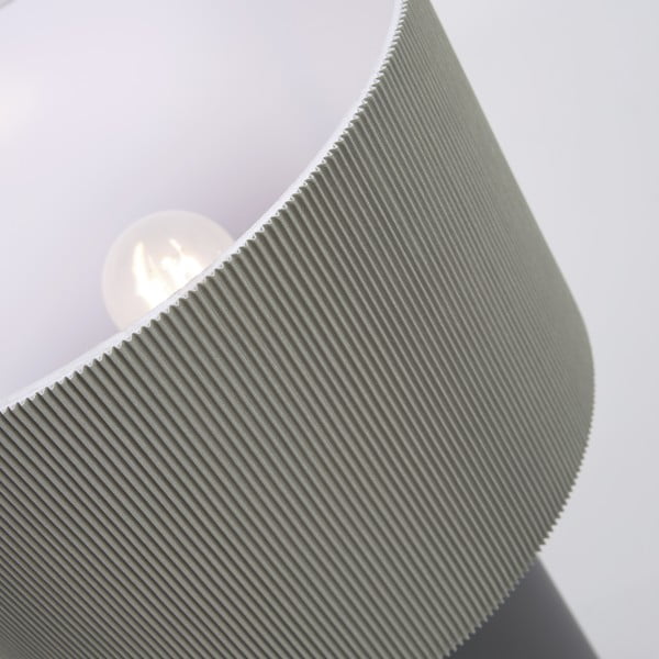 Juodai pilka stalinė lempa su metaliniu gaubtu (aukštis 50 cm) Domicina - Kave Home-image-4