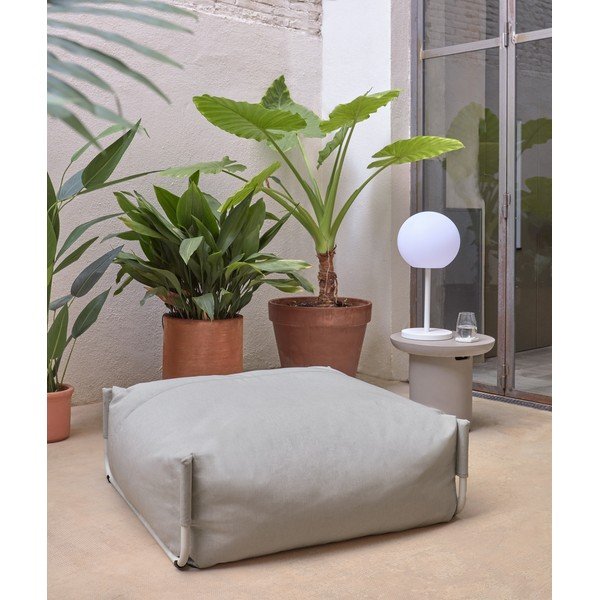 Pilkos spalvos sodo pufas Square – Kave Home-image-1