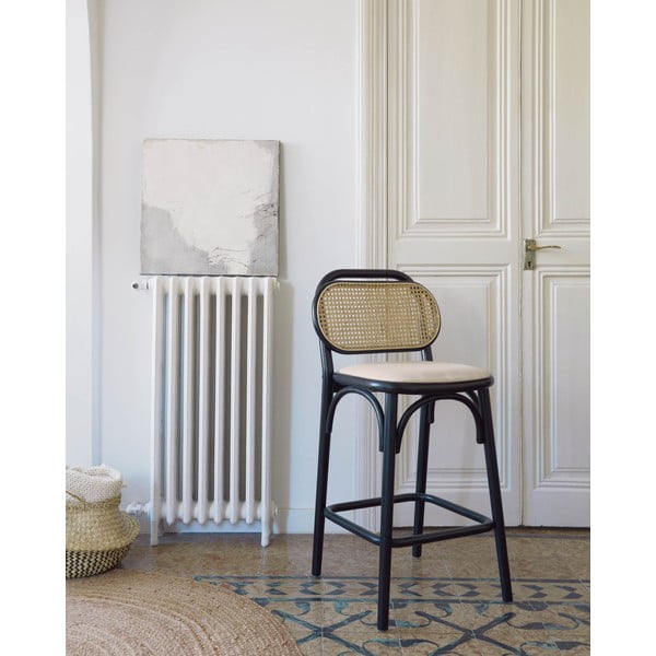 Iš guobos masyvo baro taburėtės juodos spalvos 2 vnt. (sėdynės aukštis 65 cm) Doriane – Kave Home-image-1