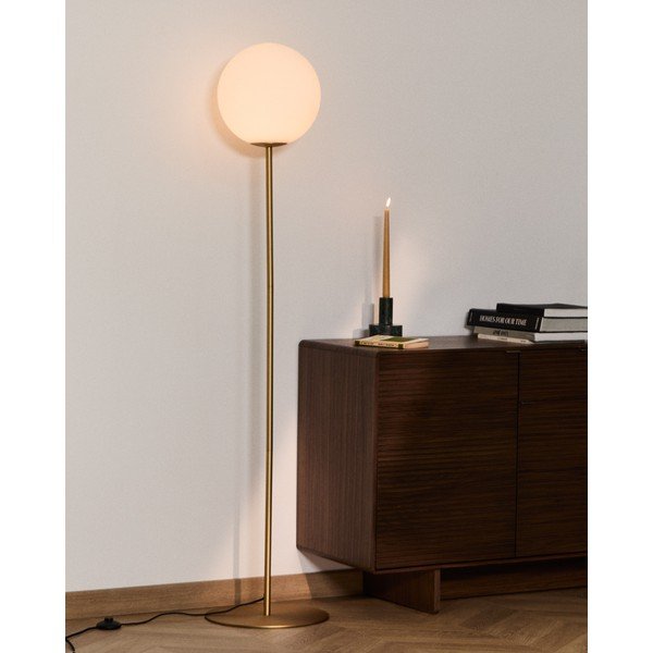 Baltos spalvos/auksinės spalvos pastatomas šviestuvas (aukštis 165 cm) su stiklo gaubtu Brisia – Kave Home-image-1