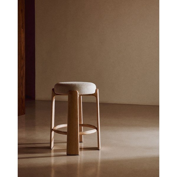 Smėlio spalvos/šviesios natūralios spalvos iš uosio masyvo baro taburetė (sėdynės aukštis 65 cm) Granite – Kave Home-image-1