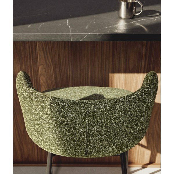 Tamsiai žalios spalvos iš audinio baro taburetė (sėdynės aukštis 75 cm) Ciselia – Kave Home-image-1