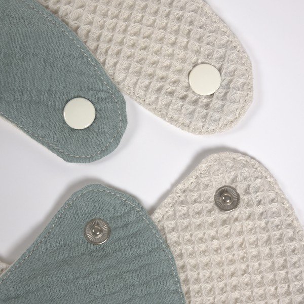 2 mėlynos ir smėlio spalvos medvilninių seilinukų rinkinys su kišene Kave Home Maren-image-1