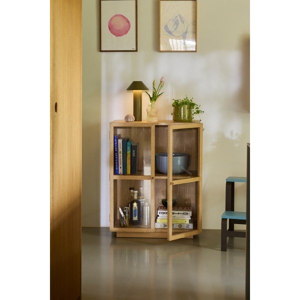 Natūralios spalvos pakabinama vitrina iš ąžuolo 70x90x39 cm Mae – Hübsch-image-1