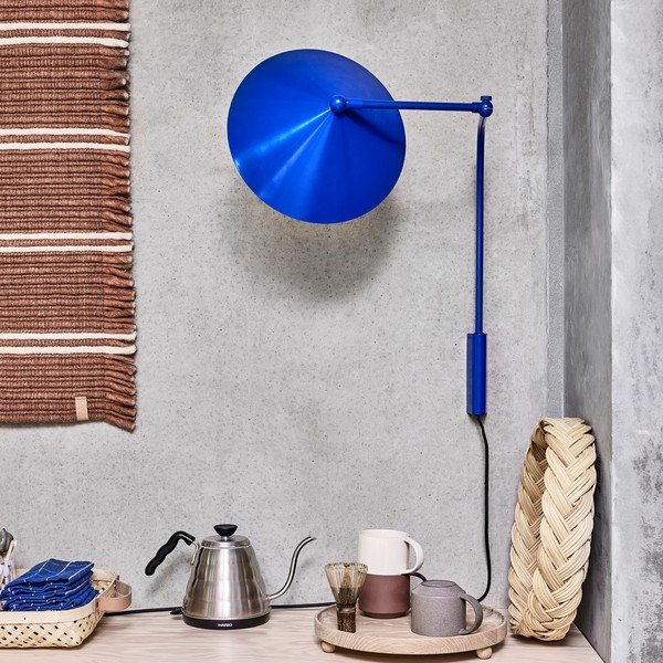 Mėlynos spalvos iš metalo sieninė lempa su kištuku Kasa – OYOY Living Design-image-1