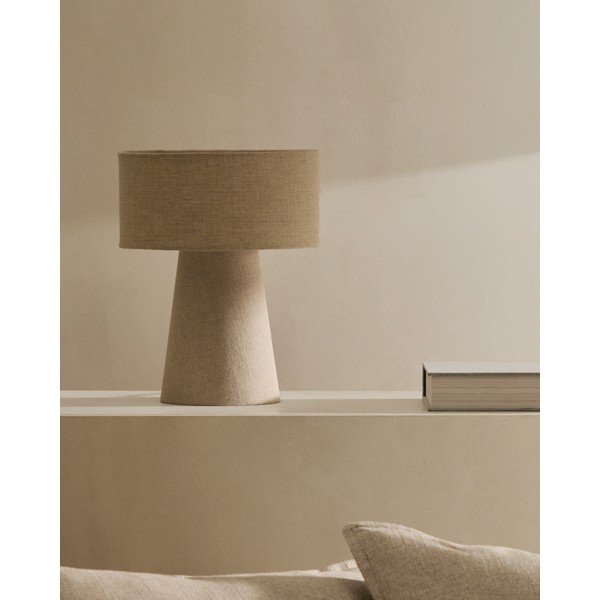 Pilkai smėlinės spalvos stalinis šviestuvas (aukštis 35 cm) su tekstiliniu gaubtu Algaida – Kave Home-image-1