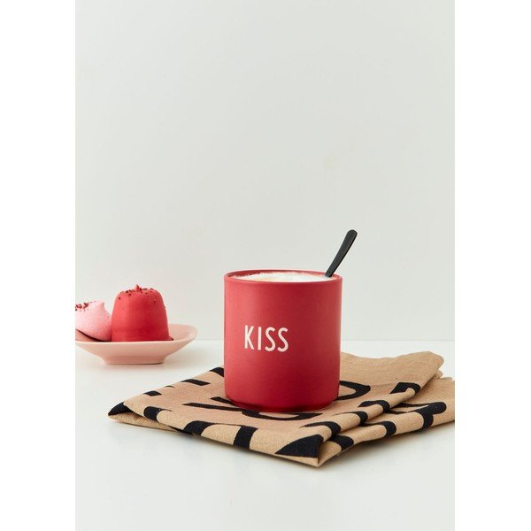 Raudonas porcelianinis puodelis Design Letters Kiss, 300 ml-image-1