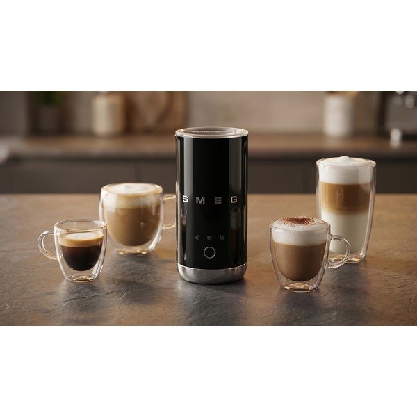 Juodos spalvos iš plastiko elektrinis pieno plaktuvas 120 ml – SMEG-image-1