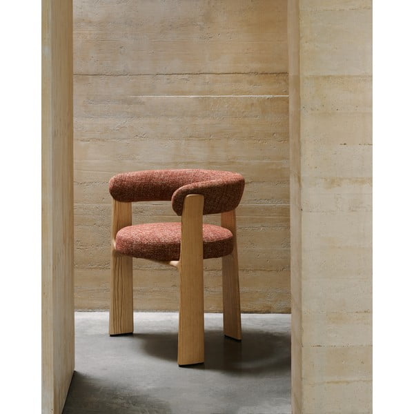 Natūralios spalvos/terakotos spalvos iš uosio masyvo valgomojo kėdė su porankiais Granite – Kave Home-image-1