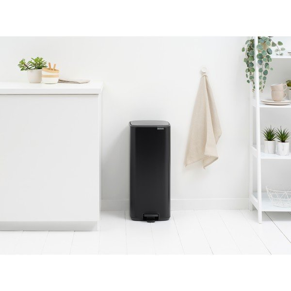 Matinės juodos spalvos šiukšliadėžė iš plieno su pedalu 30 l Bo – Brabantia-image-1