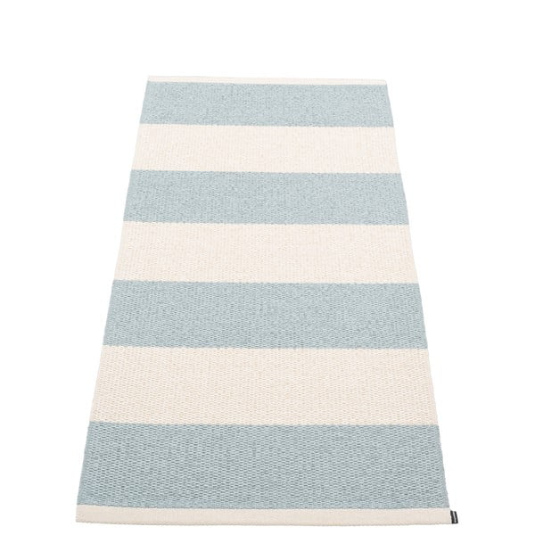 Šviesiai mėlynos spalvos/kreminės spalvos lauko kilimas 70x150 cm Bob Blue Fog – Pappelina