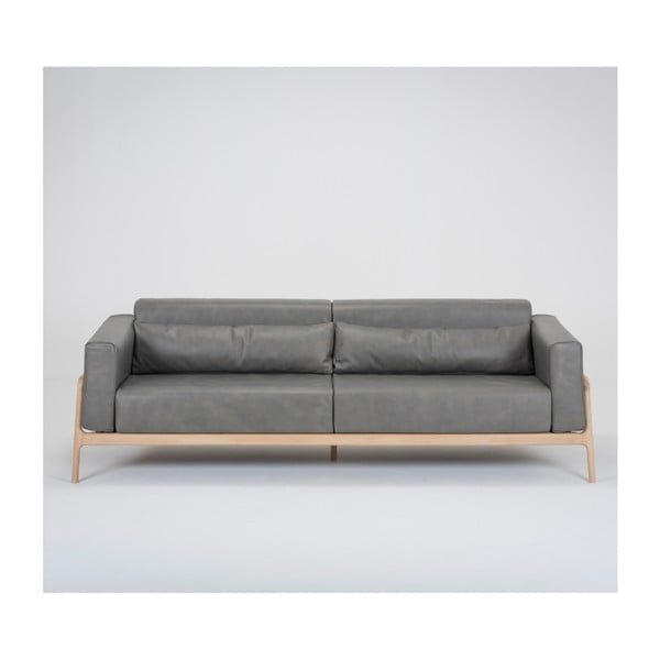 Tamsiai pilka buivolo odos sofa su ąžuolo masyvo konstrukcija Gazzda Fawn, 240 cm