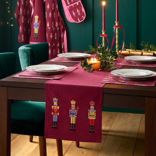 Iš medvilnės stalo takelis su Kalėdų motyvu 220x32 cm Christmas Nutcracker – Catherine Lansfield-image-1