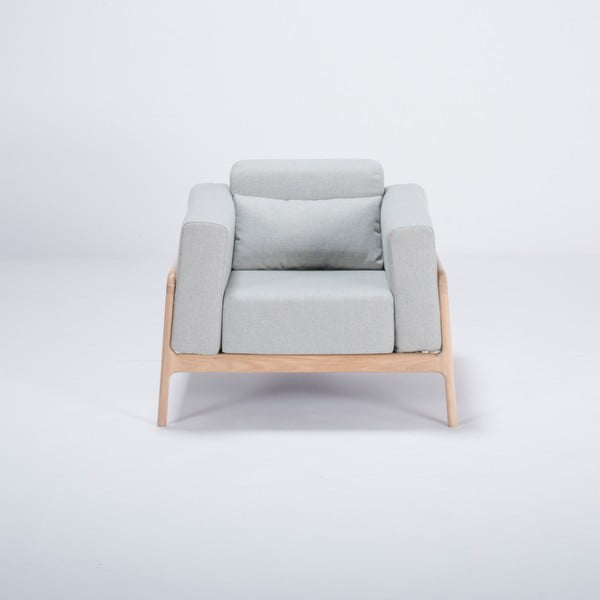 Fotelis su ąžuolo medienos konstrukcija ir melsvai pilkos tekstilės sėdyne Gazzda Fawn