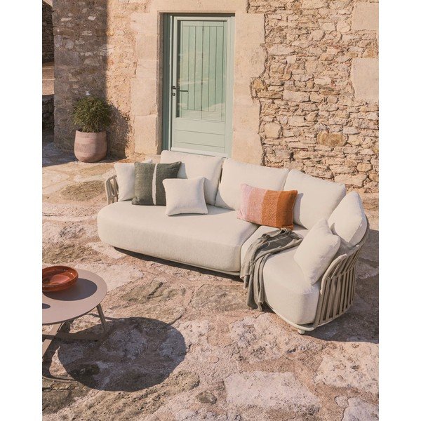 Smėlio spalvos/taupe spalvos iš audinio sodo sofa Osani – Kave Home-image-1