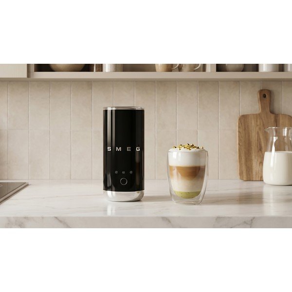 Juodos spalvos iš plastiko elektrinis pieno plaktuvas 120 ml – SMEG-image-2