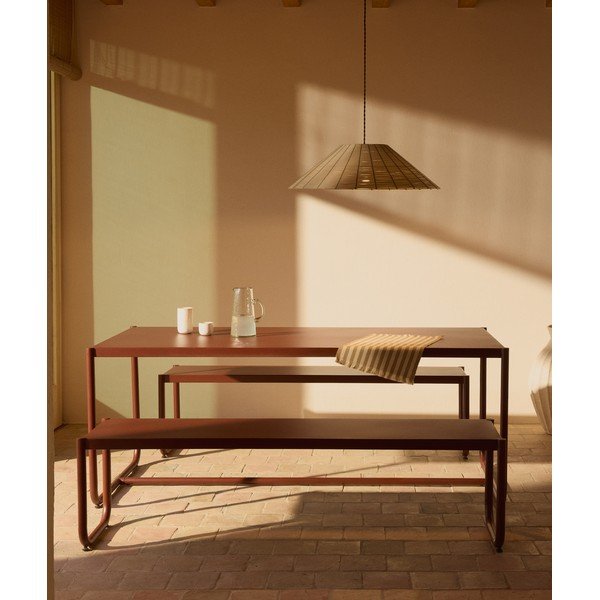 Bordo spalvos iš metalo sodo valgomojo komplektas 4 žmonėms Sotil – Kave Home-image-1
