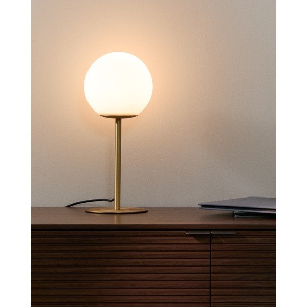 Baltos spalvos/auksinės spalvos stalinis šviestuvas (aukštis 35 cm) su stiklo gaubtu Brisia – Kave Home-image-1
