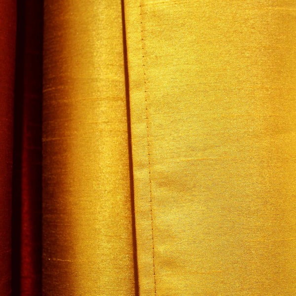Geltonos spalvos iš mikrosatino užuolaida 140x240 cm Shana – douceur d'intérieur-image-4