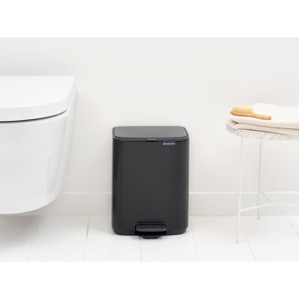 Matinės juodos spalvos šiukšliadėžė iš plieno su pedalu 7 l Bo – Brabantia-image-1