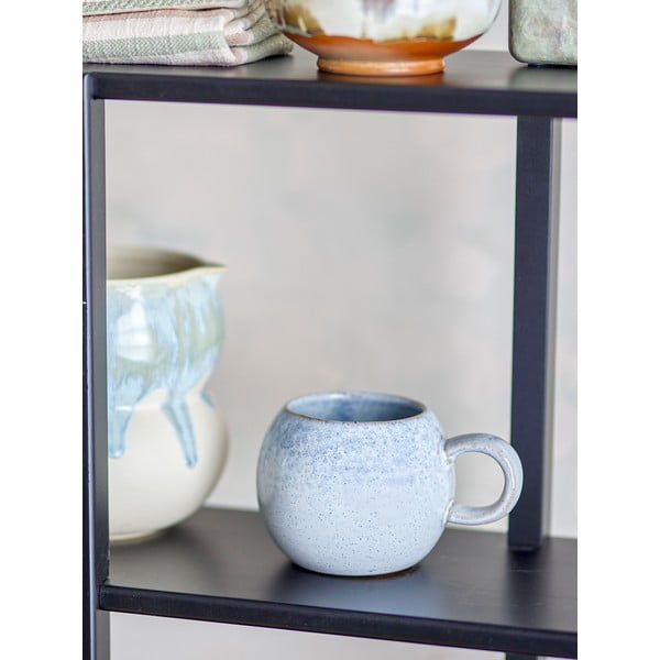 Šviesiai mėlynos spalvos iš akmens masės puodelis 410 ml Paula – Bloomingville-image-1
