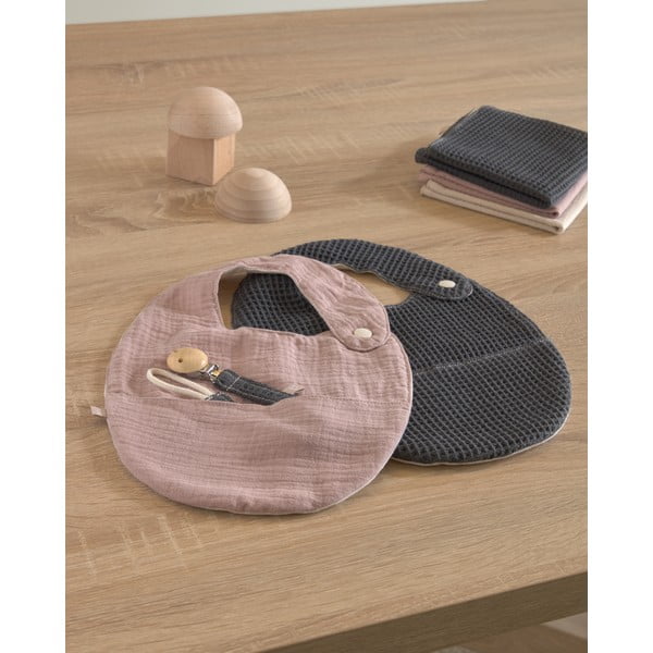 2 rožinės ir pilkos spalvos medvilninių seilinukų rinkinys su kišene Kave Home Maren-image-3