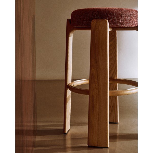 Terakotos spalvos/tamsios natūralios spalvos iš uosio masyvo baro taburetė (sėdynės aukštis 75 cm) Granite – Kave Home-image-3