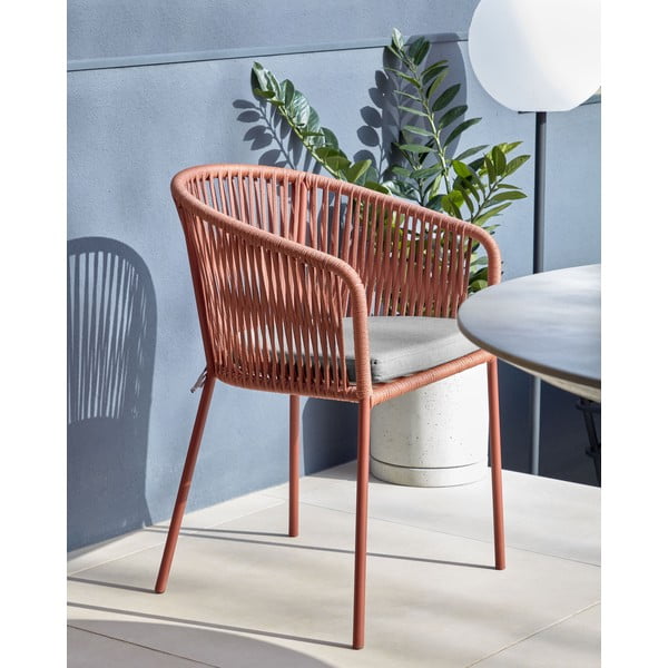 Terakotos spalvos metalinė/paminkštinto audinio sodo kėdė Yanet – Kave Home-image-1