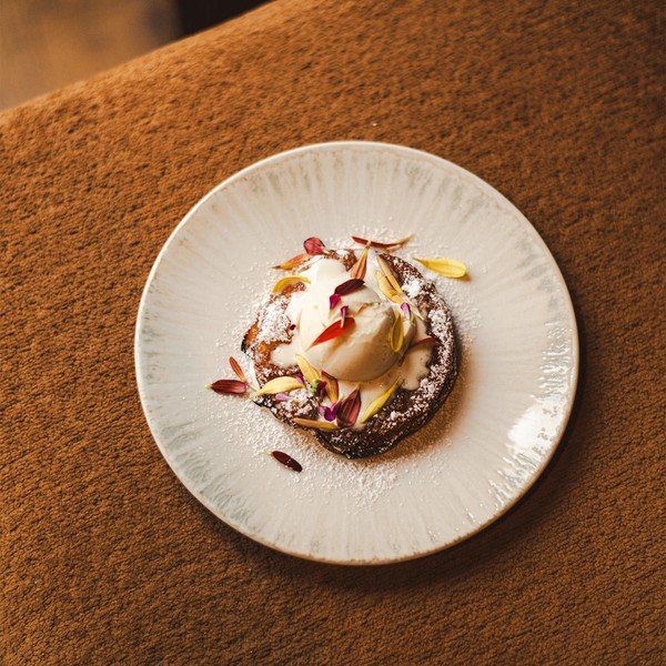 Šviesiai pilkos spalvos desertinė iš porceliano  lėkštė ø 21 cm Nuance – BonBistro-image-2
