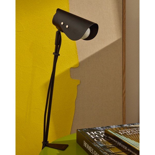 Juodos spalvos iš metalo stalinis šviestuvas su segtuku (aukštis 51 cm) Jula – Kave Home-image-1