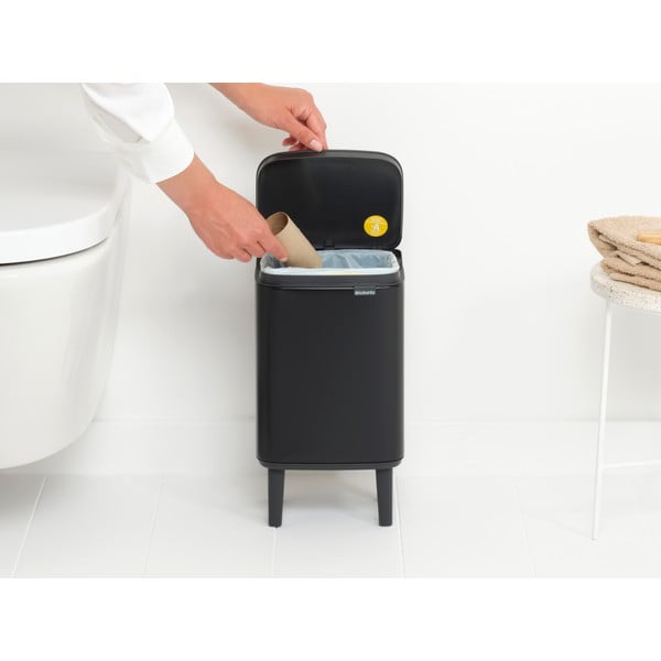 Matinės juodos spalvos iš plieno šiukšliadėžė 4 l Bo Hi – Brabantia-image-3