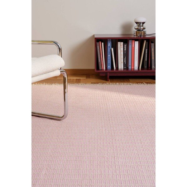 Rankų darbo rožinės spalvos iš medvilnės kilimas 80x150 cm Irma – Jotex-image-1
